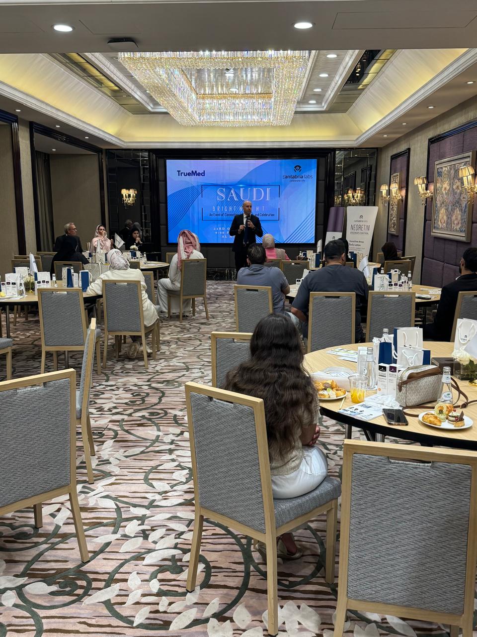 ليلة سعودية مشرقة في الرياض: فعالية علمية رائدة تسلّط الضوء على مستقبل علاجات التصبغات الجلدية في المملكة — slide 3