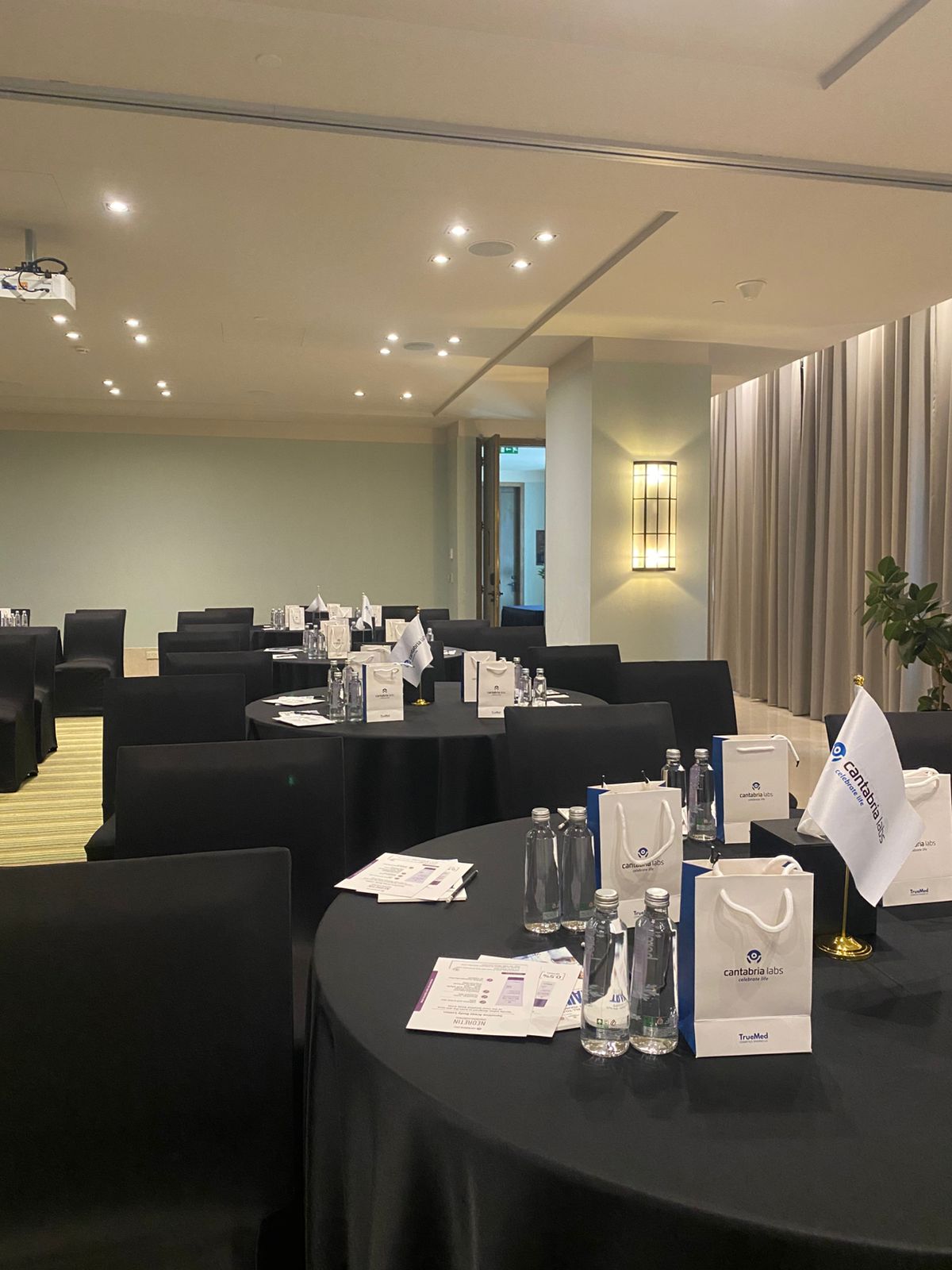 فعالية سعودية مشرقة في جدة: لقاء العلم والابتكار لتسليط الضوء على أحدث تقنيات علاج التصبغات الجلدية — slide 13