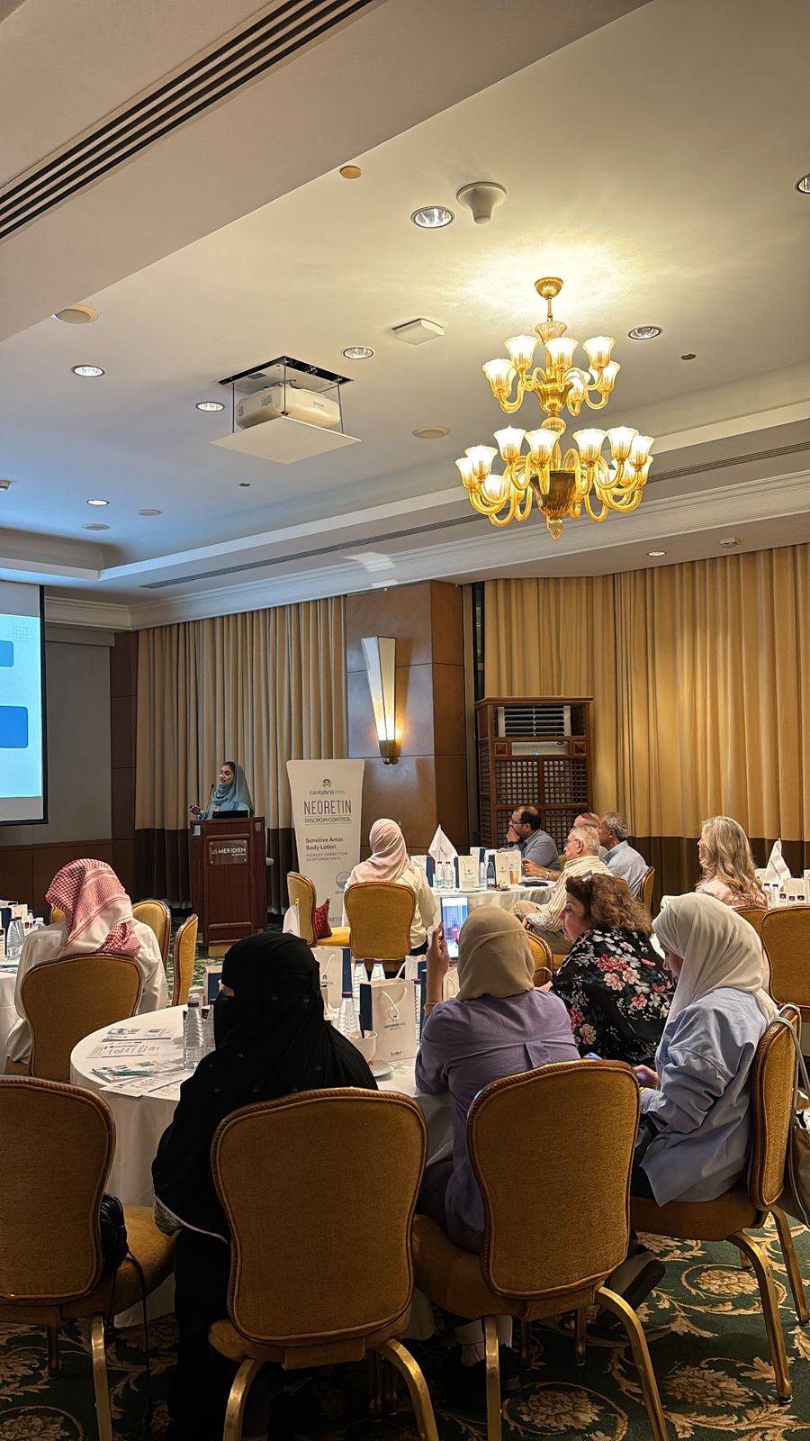 ليلة سعودية مشرقة في الخبر: العلم والابتكار يجتمعان لتسليط الضوء على أحدث تقنيات علاج التصبغات الجلدية — slide 5