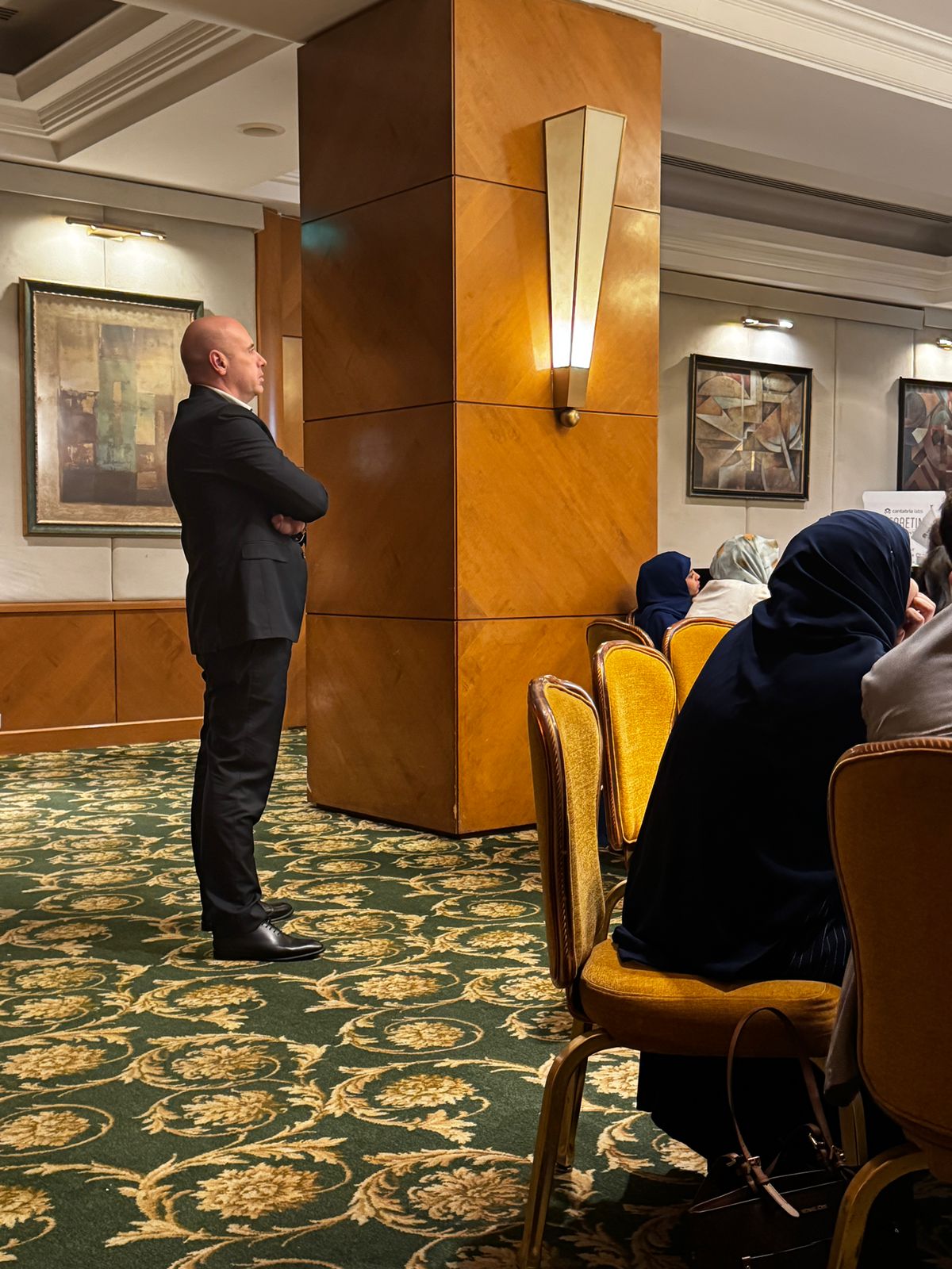 ليلة سعودية مشرقة في الخبر: العلم والابتكار يجتمعان لتسليط الضوء على أحدث تقنيات علاج التصبغات الجلدية — slide 11