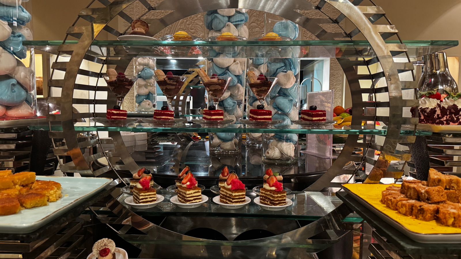 ليلة سعودية مشرقة في الخبر: العلم والابتكار يجتمعان لتسليط الضوء على أحدث تقنيات علاج التصبغات الجلدية — slide 26