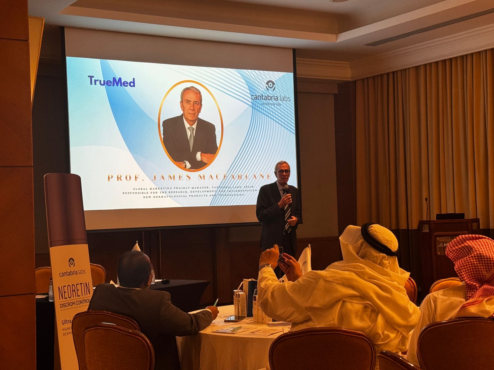 ليلة سعودية مشرقة في الخبر: العلم والابتكار يجتمعان لتسليط الضوء على أحدث تقنيات علاج التصبغات الجلدية — slide 35