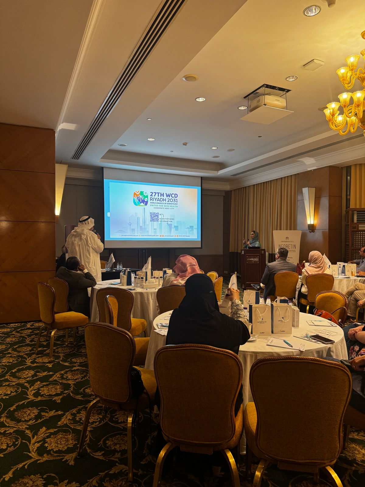 ليلة سعودية مشرقة في الخبر: العلم والابتكار يجتمعان لتسليط الضوء على أحدث تقنيات علاج التصبغات الجلدية — slide 34