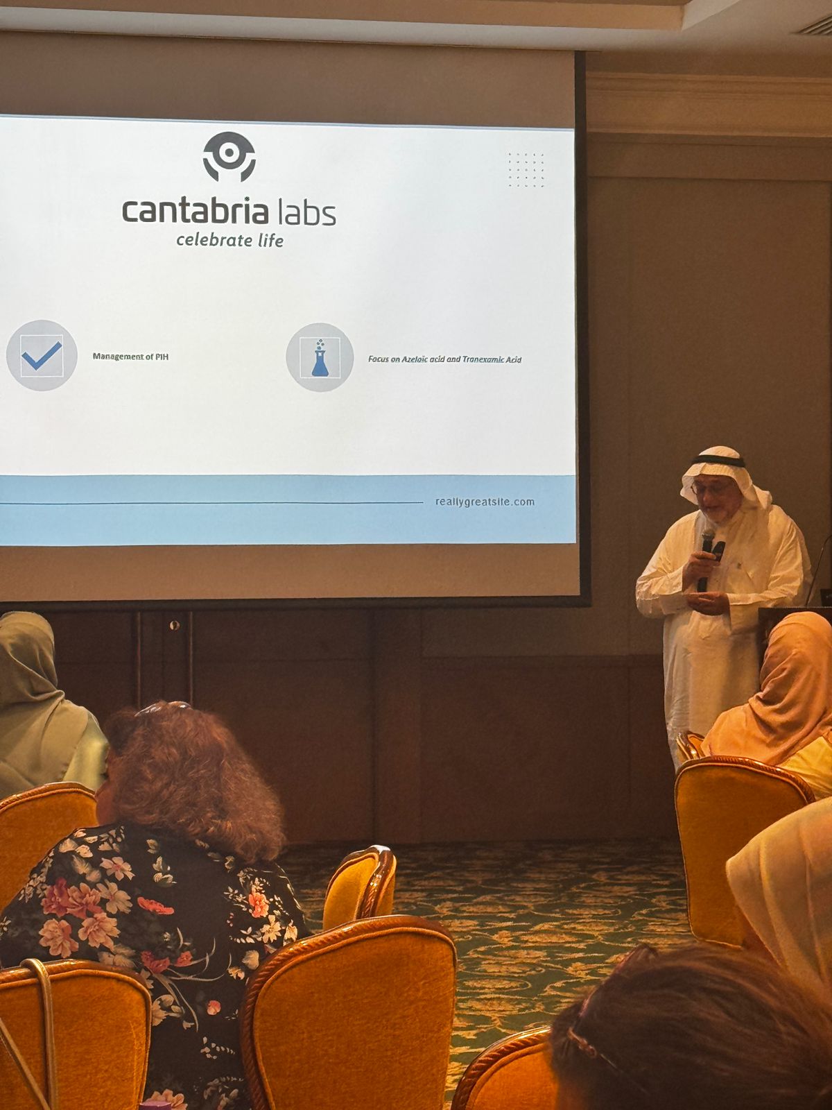 ليلة سعودية مشرقة في الخبر: العلم والابتكار يجتمعان لتسليط الضوء على أحدث تقنيات علاج التصبغات الجلدية — slide 41