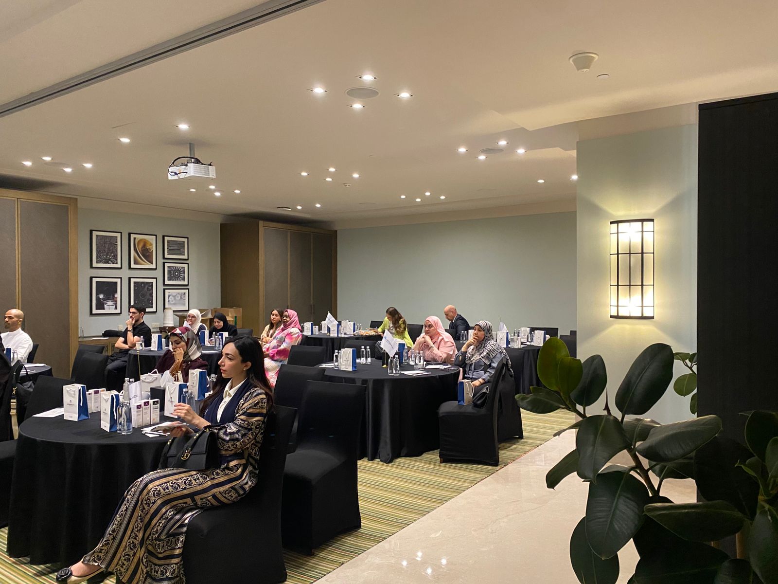 فعالية سعودية مشرقة في جدة: لقاء العلم والابتكار لتسليط الضوء على أحدث تقنيات علاج التصبغات الجلدية — slide 15